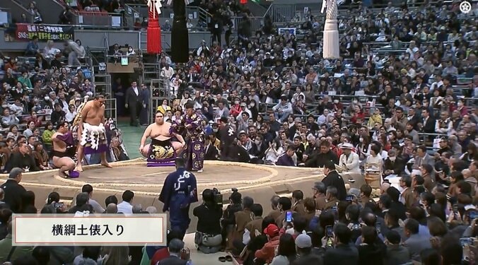 「やばい奴がいる」横綱土俵入りで“残念な”振る舞い「ほんとに寒い」「ふざけやがって」怒りと落胆の声 2枚目