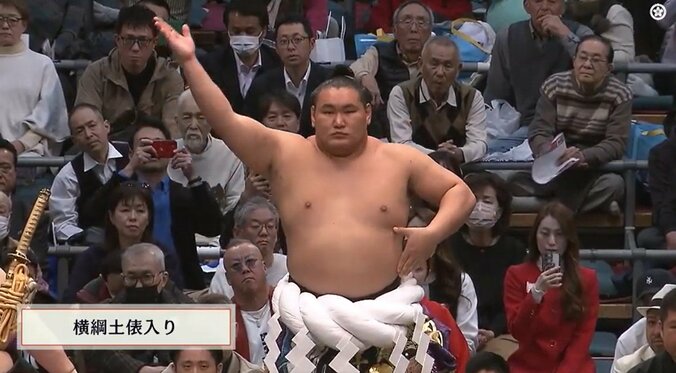 「やばい奴がいる」横綱土俵入りで“残念な”振る舞い「ほんとに寒い」「ふざけやがって」怒りと落胆の声 3枚目