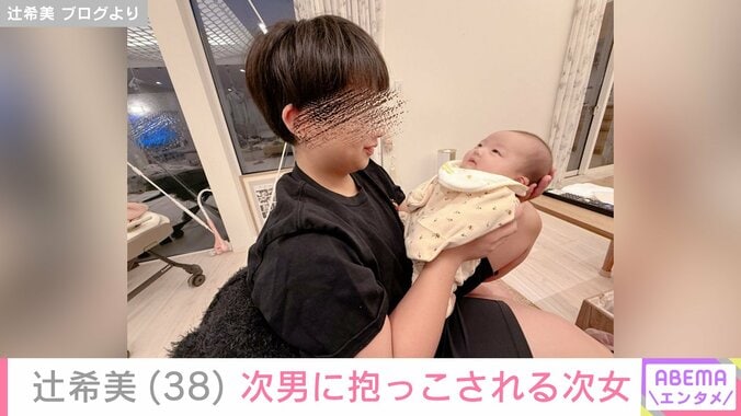 【写真・画像】“無防備な授乳ショットが話題”辻希美（38）、次男に抱っこされる次女の顔出しショット公開　2枚目