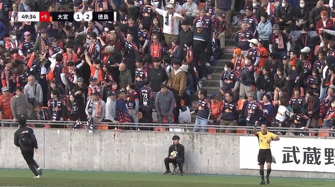 【映像】蹴り出したボールが観客直撃のアクシデント