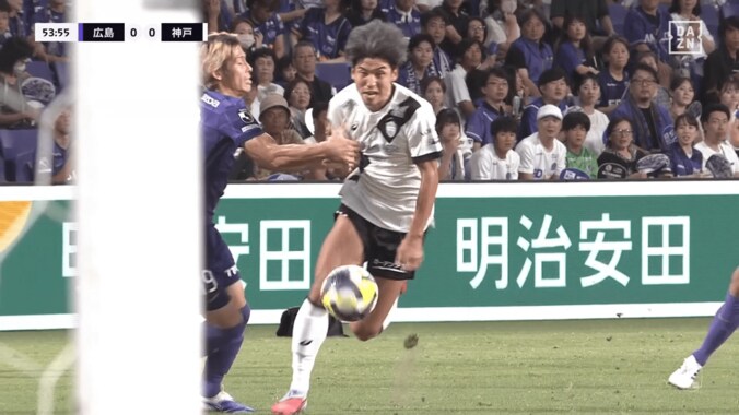 「転倒するほどの接触？」「文句なしで退場」“DOGSOレッドカード”が物議！「手を出しちゃダメ」「飛べる大迫が流石」広島DFが神戸FWを引き倒した瞬間 4枚目