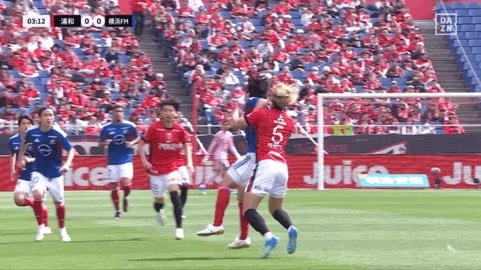 「VARあるのにイエロー？」浦和FW、異例のジャッジ問題視…マリノスFWの肘が首に直撃で物議「しっかり仕事してほしい」 3枚目