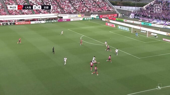 「レベチだな」香川真司“異次元の股抜き”にSNS騒然「足を出させての股抜き」「綺麗に抜いたな」トラップから流れるような仕掛けでファウルを誘発！ 4枚目