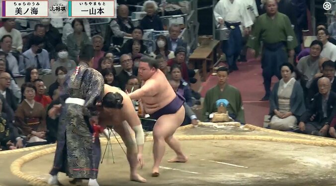 行司あわやの玉突きハプニング