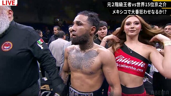 髪をかき上げカメラ目線のラウンドガール