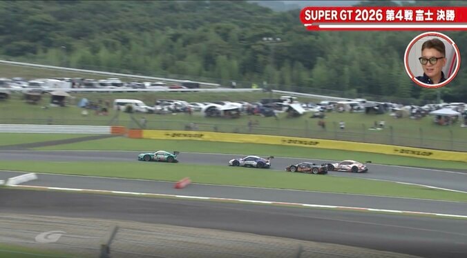 「譲りたくても譲れない」首位攻防バトルの真っ只中に…GT300トップ2台に“割って入る”驚異の瞬間 あわや接触も巧みな動きに称賛 4枚目
