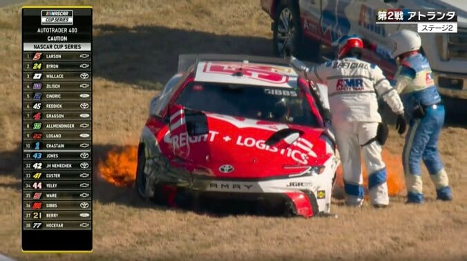 「燃えてる燃えてる」クラッシュ直後に思わぬハプニング 「早く出ないと」サーキット一時騒然、足で消火する荒業も 4枚目