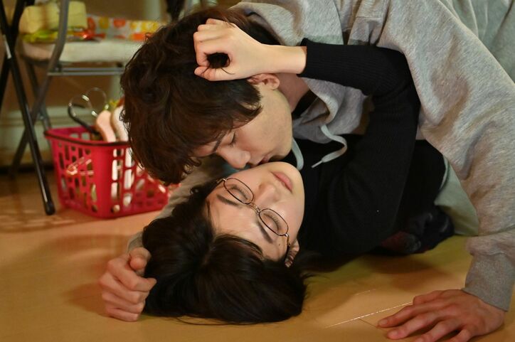 社内不倫に疲れ、クリスマスに元カレと激しく求め合った夜『私が獣になった夜〜名前のない関係〜』第6話