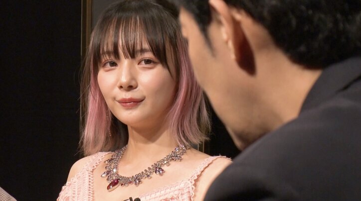 【映像】岡田紗佳が“アヒル口”で相手を見つめる瞬間