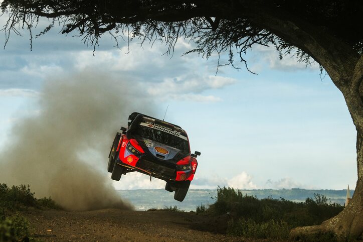 【写真・画像】世界最速ラリーカーが「飛びすぎ」 異次元のド迫力ジャンプに視聴者騒然「いや、角度」　1枚目