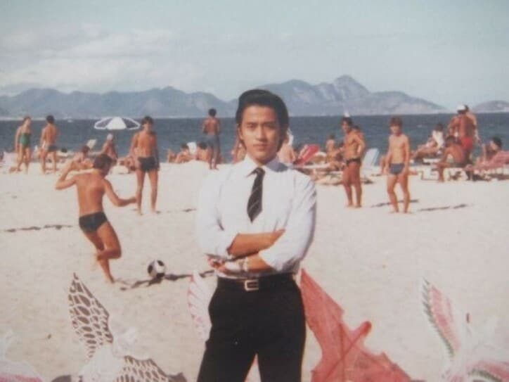  クリス松村、約40年前のブラジルでの写真を公開「イケメン」「俳優さんみたい」の声 