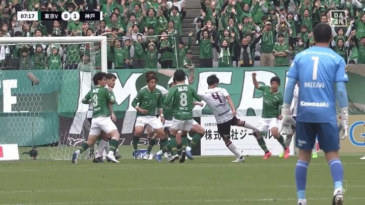 【映像】相手11人を無効化した超絶トラップ＆ボレー