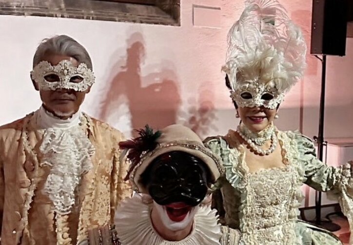 【写真・画像】デヴィ夫人、毎月ベニスの仮面舞踏会へ「映画のポスターみたい」友人らとの集合写真に衝撃　2枚目