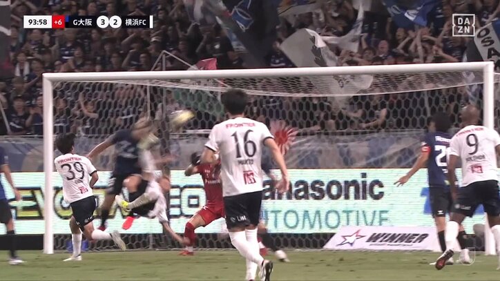 【映像】アクロバティック過ぎる豪快バイシクルシュート