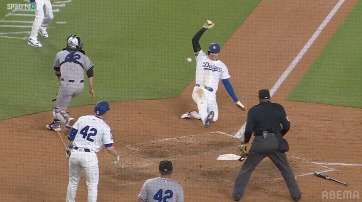 【写真・画像】反則レベル…大谷翔平の“爆足”が炸裂！脅威のスピードで神ホームインする瞬間「ナイスラン」「脚で1点取った」ファン熱狂　1枚目