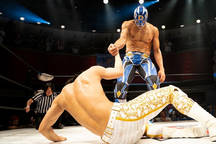 覆面D（関口メンディー）&ハオウ（武知海青）がついに直接対決！「背負いながら生きている僕らは前に進まなければ」同じ傷を負った二人の戦いの結末は？『覆面D』最終話