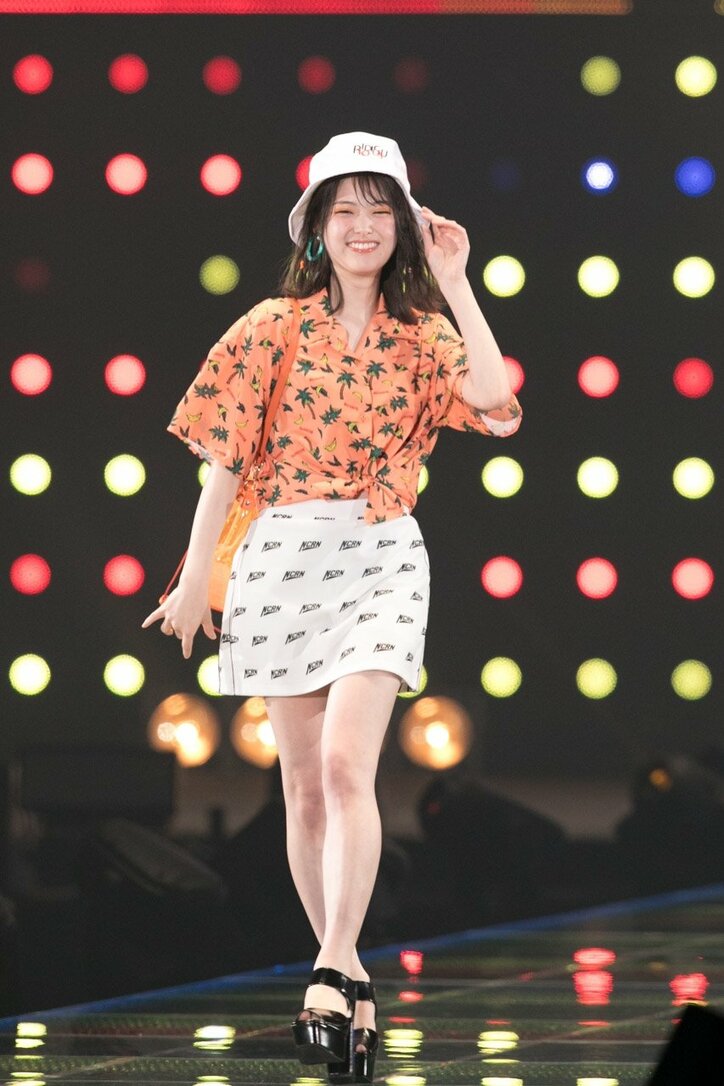 乃木坂46、白石麻衣は”クールまいやん”、松村沙友理は”にこるんポーズ”でTGCランウェイ堂々闊歩