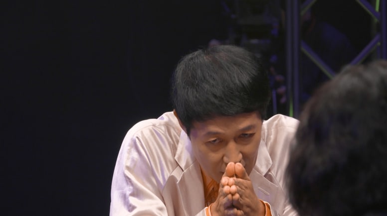 「カッコ良っ」“リアルアカギ” 本郷奏多の鋭すぎる視線にポーカー好き芸人・小籔千豊も悶絶