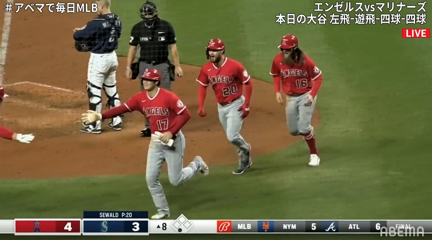 大谷翔平 味方の逆転3ランに 体を弾ませ 一列でベンチへ 仲良し3人組の様子が サザエさんみたいw 足取り軽くてかわいい と話題 Abematimes Goo ニュース