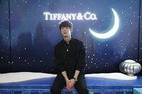 宮沢氷魚、夜空が描かれたパネルの前でイケメンショット「絵本の中の王子様みたい」「美しすぎます」