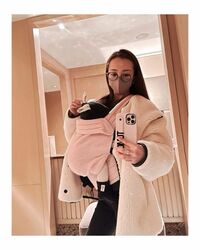 「ママが板に付いてきた」「スタイル良っ！かわいい～」板野友美が“愛娘を抱っこ”する姿に称賛の声