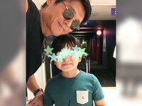 高橋克典、中学生になった息子の成長に「顔を隠しててもイケメン」の声