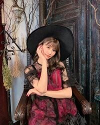 生見愛瑠、キュートな“魔女コスプレ”ショットに「かわいいめちゃ似合ってる」「可愛すぎ」の声