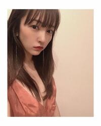 板野友美、セクシーな“胸チラショット”にファン歓喜「色っぽい」「可愛すぎやろ…」