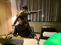 『最愛』井浦新＆及川光博のお茶目な“コメディ風オフショット”に「はっちゃけてるね」「うける」とファン笑顔！