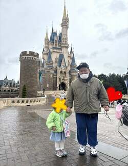 「念願のジャンボリミッキーもはじめて当選して」あらぽんの妻、娘の進級祝いでTDLを訪れたことを報告