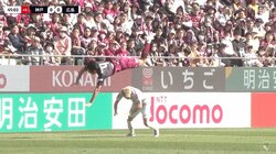 スタジアム騒然！神戸・山川哲史が空中戦の大ジャンプから“逆さま落下”であわや大怪我の超危険シーン　ファウル判定には「競ってないやん」「酷過ぎる」意見が分かれる