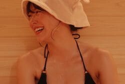 美ボディあらわな元トップアイドル、サウナデートで全身汗まみれ！限界に挑戦『私たち結婚しました 5』