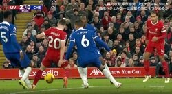 突然、ピッチに倒れこんだ！「えっ、嘘でしょ」「運にも見放された…」痛恨のPKを献上したまさかの瞬間　足を踏みつけた？ボックス内での転倒シーン