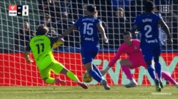 嘘だろ？浅野拓磨、超絶決定機で「ふっ飛ばされた！」裏抜けからの1対1ビッグチャンスも横からの強烈タックルに完全ノックアウト