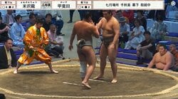 "小顔で脚長"、身長190センチ超の力士対決 幕下での"規格外"な一番にファン興奮