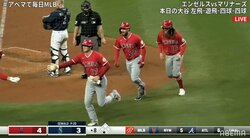 大谷翔平、味方の逆転3ランに“体を弾ませ”一列でベンチへ 仲良し3人組の様子が「サザエさんみたいw」「足取り軽くてかわいい」と話題