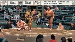 「飛んだ」力士の軽やかで大胆な“奇襲”炸裂に場内どよめき「こういうの見たかった」「エンターテイナーだよ」驚きの展開に称賛の声