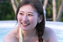 広末涼子似の24歳美女、水着姿でハーフイケメンと汗だくサウナ「こういう格好でいるの恥ずかしい」