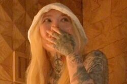 全身タトゥーの美人すぎる彫り師、個室サウナでセクシーな水着姿披露