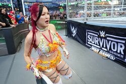 イヨ・スカイとステファニー・ヴァッケルが“秘密特訓”？ 貴重なすっぴんトレーニング姿と共演ショットが話題に