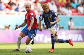【W杯】伊東純也へのファウル、なぜ退場にならない？　海外記者が糾弾「これはDOGSOだ！」