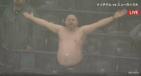 ハーフタイム中、突然の豪雨に謎の男が出現 「ニューカッスルのサポーターはどの天気でも裸になって強く応援する」