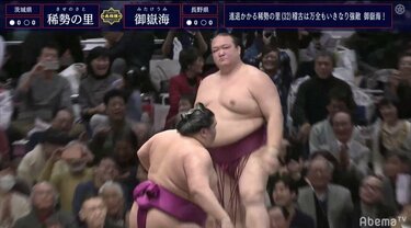 進退をかける稀勢の里、御嶽海に押し出しで敗れる！ 館内に「ため息と