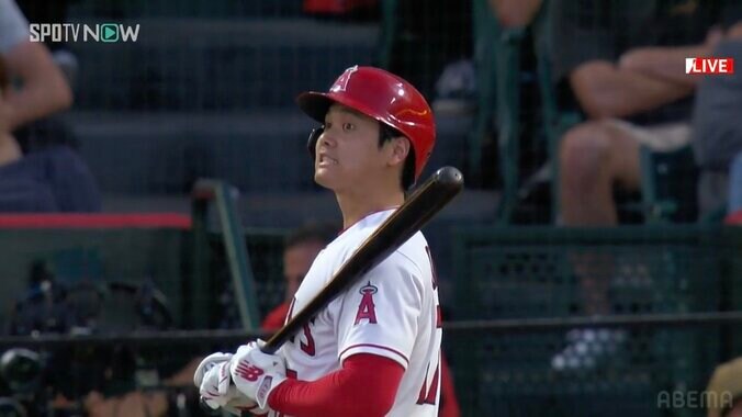 大谷翔平もビックリ顔！ストレートが顔面スレスレを通過するあわやのシーンにファンから悲鳴「あぶねえええええ」 1枚目