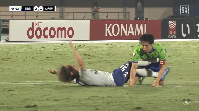 「絶対やっちゃいけない」キャプテンがDOGSOで退場処分！「テンパったんだろうな」トラップ＆パスミスで大ピンチ→後ろから押し倒す痛恨プレーに元日本代表「何とか取り返したい気持ちの表れ」 4枚目