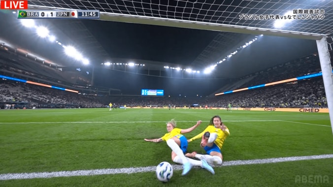 「漫画かよ！」なでしこジャパンの“幻のゴール”に騒然！ ブラジル女子２人が渾身スライディングもゴールネット突撃→VARチェックでまさかの取り消し「よく見てたな…」 5枚目