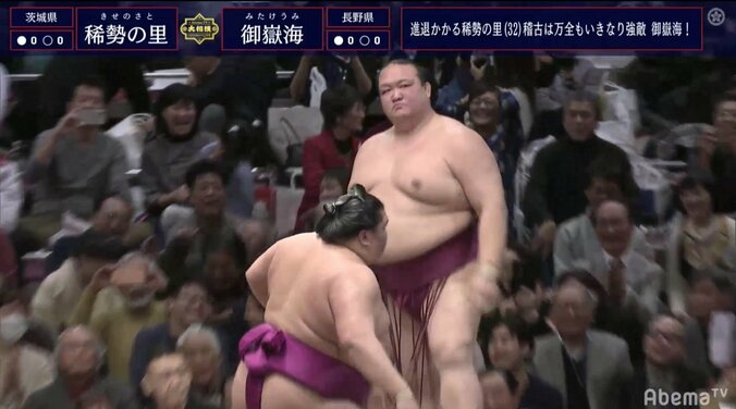 進退をかける稀勢の里、御嶽海に押し出しで敗れる！　館内に「ため息と座布団」 1枚目