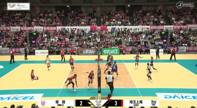 女子バレー、とにかく落ちる“魔球”サーブ 圧巻の“2連続”エースに相手も座り込んでがっくし 4枚目
