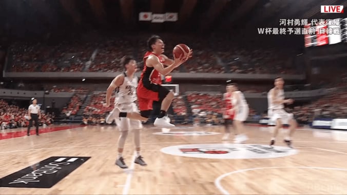 「めちゃくちゃ速い」河村勇輝が吠えた！“電光石火ドライブ”の3点プレーに「無双やん」「押し負けない」【バスケ日韓戦】 3枚目