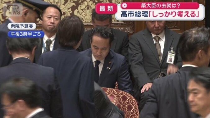 簗大臣に一声かけて委員会室を出ていく高市総理